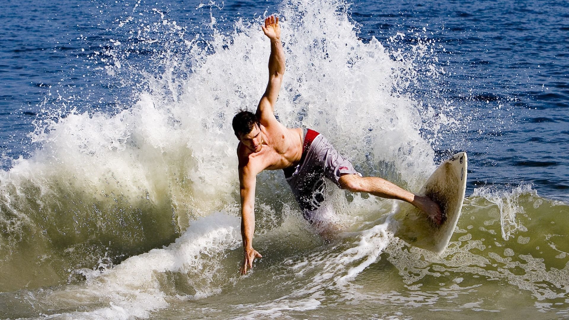 九游娱乐-足球场上硬仗接连，球员巧妙战术，足球场硬汉